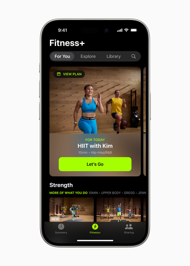Das überarbeitete Apple Fitness+ Erlebnis mit dem Bereich „Für dich“ auf dem iPhone 15 Pro.