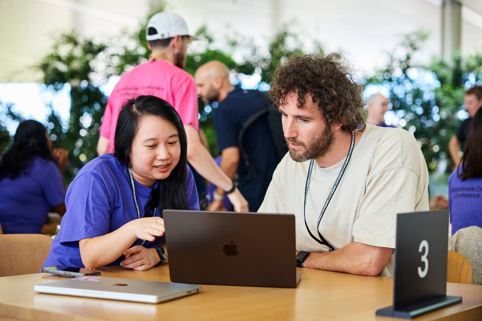 أحد خبراء Apple يجتمع مع أحد المطورين من أجل استشارة فردية. 