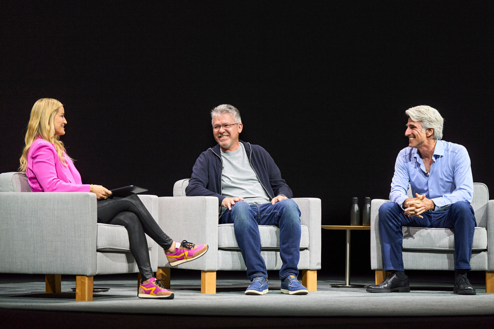 Apple Park에서 개최된 WWDC24에서 발언하기 위해 저스틴 이제릭, 존 지아난드레아, 크레이그 페더리기가 무대 위에 마련된 자리에 앉아 있다.