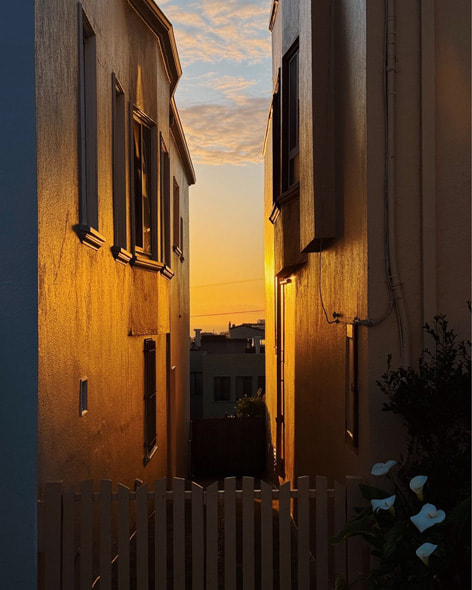 Uma foto clicada no iPhone 15 Pro por Dan Tom captura o histórico bairro Outer Richmond de San Francisco ao entardecer.