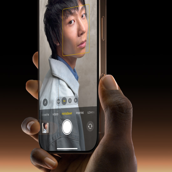 Çöl Titanyum bir iPhone 16 Pro’yu tutan ve Kamera Denetimi düğmesinde başparmak kaydırma hareketiyle Fotoğraf özelliğini seçen bir el