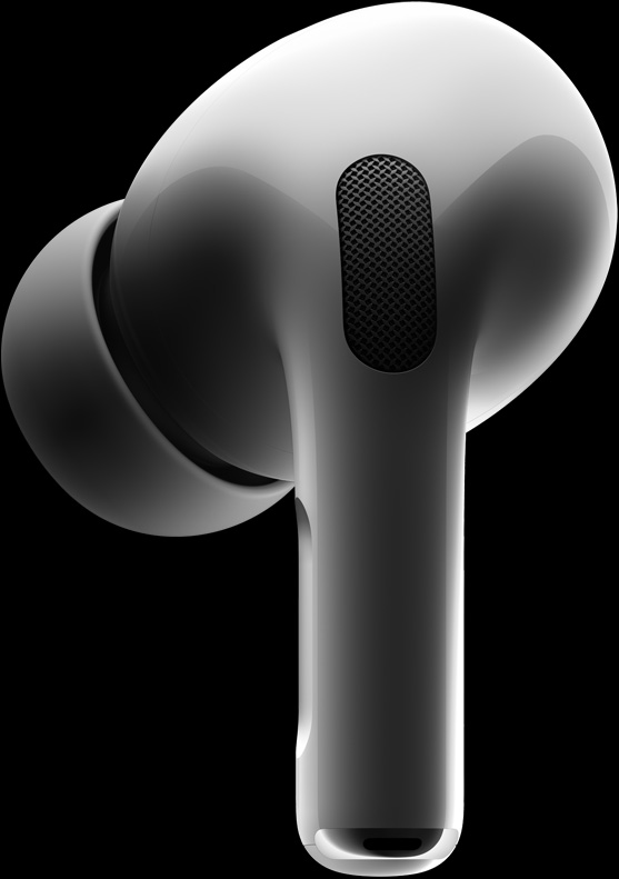 Kulaklığın arkasında bulunan dışa dönük arka havalandırma ile arka yüzeyin merkezindeki mikrofonun görseli.