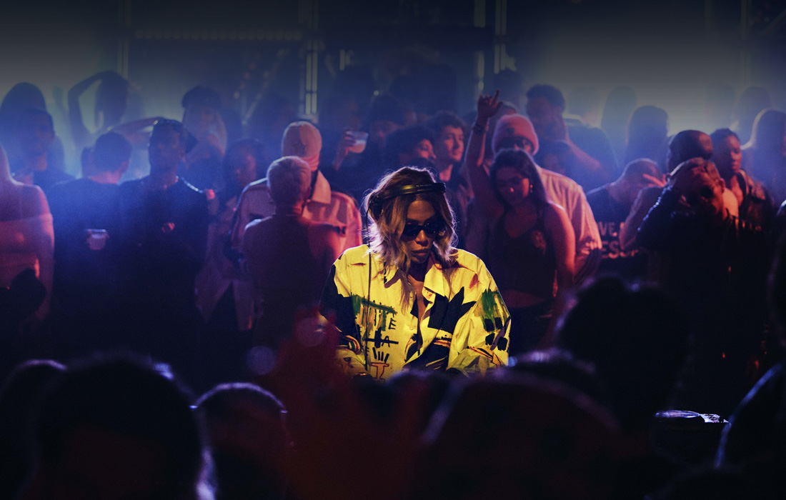 Una artista en el escenario durante un concierto.
