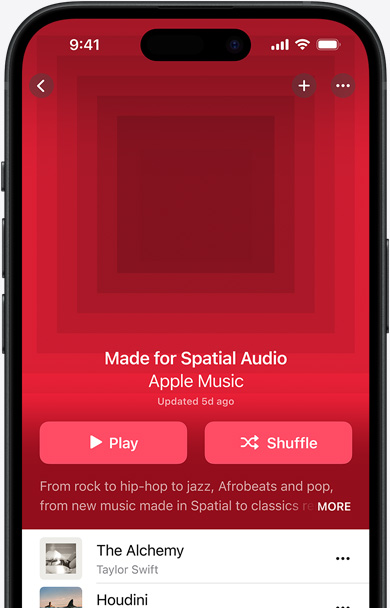 Obrazovka iPhonu s titulní grafikou playlistu Vytvořeno pro prostorový zvuk v aplikaci Apple Music