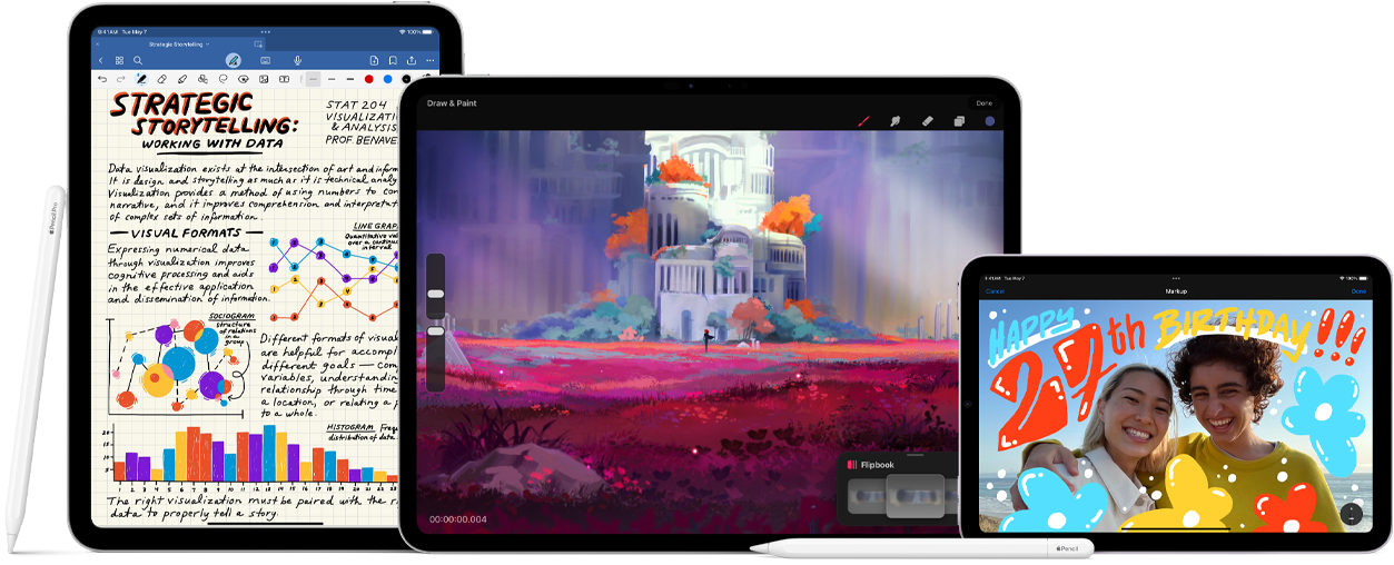 Bild eines iPad Pro im Querformat, das Display zeigt eine bunte Zeichnung. Links ein iPad im Hochformat, das Display zeigt Notizen, die mit dem an der Seite lehnenden Apple Pencil Pro gemacht wurden. Rechts ein iPad mini im Querformat, das Display zeigt ein Foto mit handgezeichneten Effekten. Ein Apple Pencil USB-C liegt horizontal vor dem iPad Pro und dem iPad mini.
