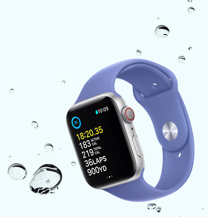 Apple Watch SE, der viser en skærm med svømmetræning. Der er vanddråber tæt på enheden
