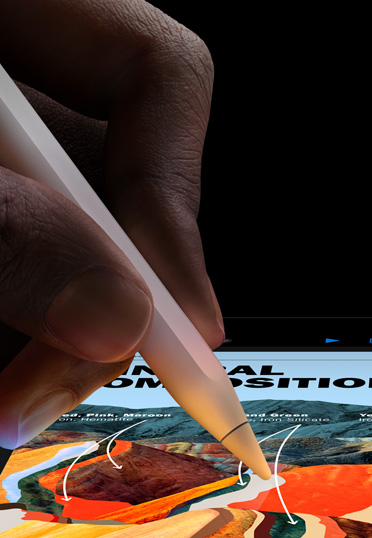 手持 Apple Pencil Pro 的特寫鏡頭。iPad 螢幕上顯示一份簡報內容。