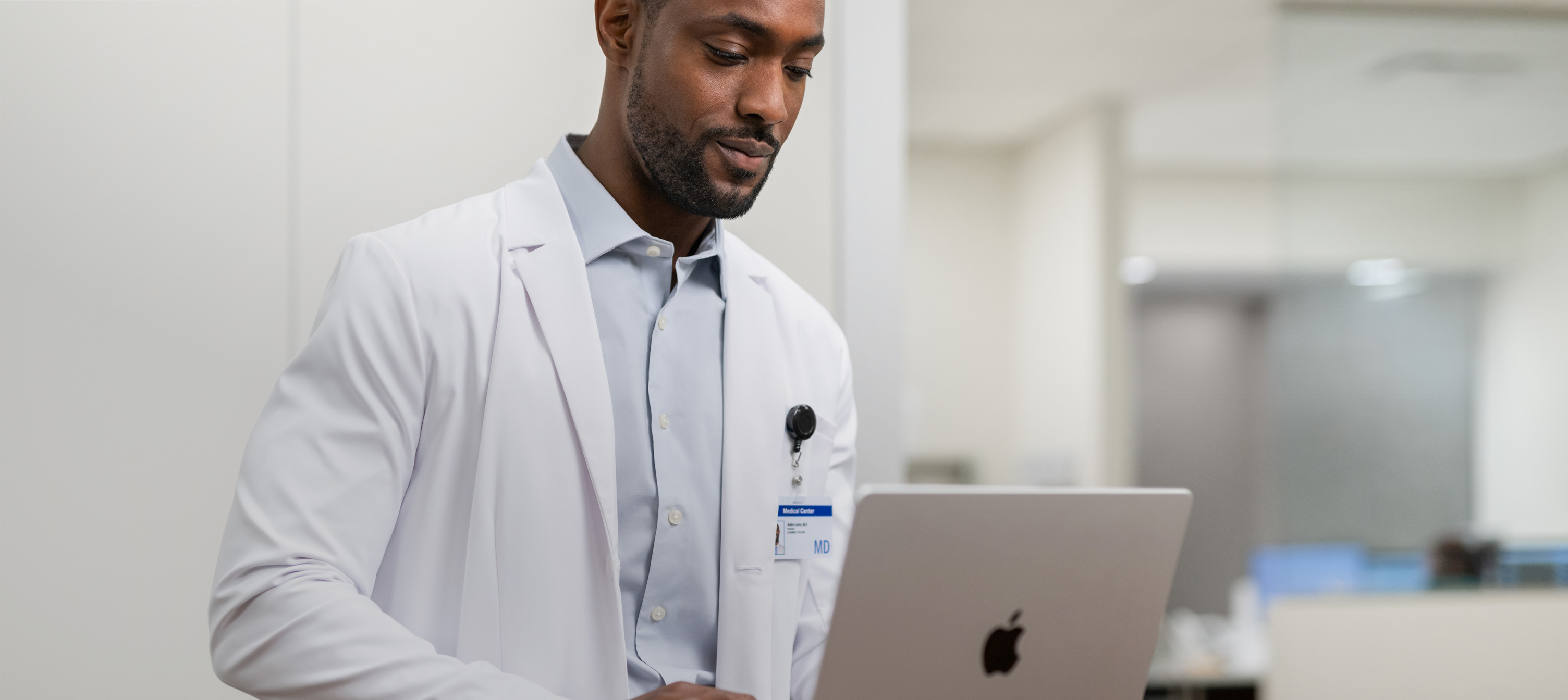 Un médico trabaja con su MacBook Pro en el hospital.