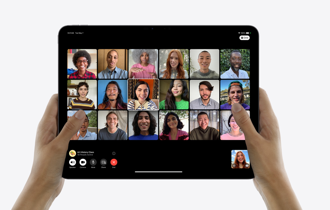 Rankose laikomas „iPad Pro“, kuriame demonstruojamas grupės skambutis per „FaceTime“.