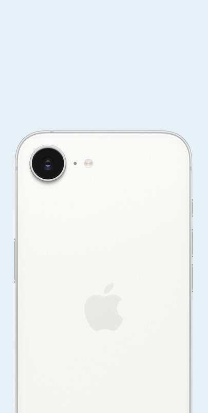 カメラが見えているホワイトのiPhone 16eの背面。再生素材であることが強調されている
