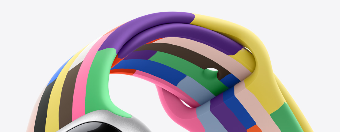 Bracelet Sport Pride Edition, intérieur et extérieur, six bandes formées de minces rectangles de différentes teintes unies, dont celles de l’arc-en-ciel, bords légèrement irréguliers, fluoroélastomère doux